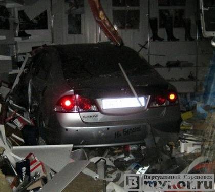 1 октября 2015 года житель Кореновска на своём автомобиле протаранил магазин оптики в г.Тимашевске