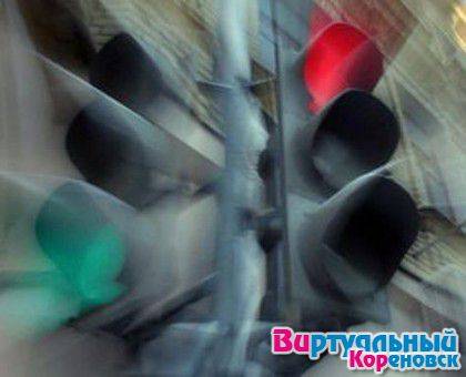 Пытаясь уйти от столкновения с автомобилем жителя Кореновска, полицейская машина снесла светофор