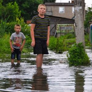 В результате сильных ливневых дождей в Кореновске 2 июня 2016 года подтоплены около 50 домовладений