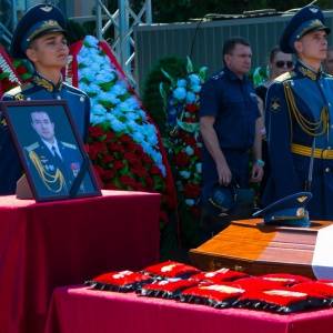 Тысячи человек пришли проститься в Кореновске с командиром 393 авиабазы Ряфагатем Хабибуллиным