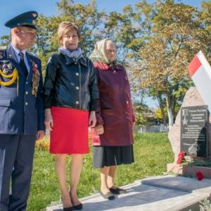 В городе Лиски открыли памятник Герою России из кореновского 55-го отдельного вертолетного полка Евгению Сизоненко