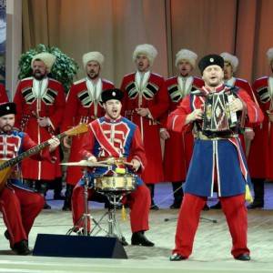 В Дядьковской устроили батл между брейк-дансерами и танцовщиками из Кубанского казачьего хора