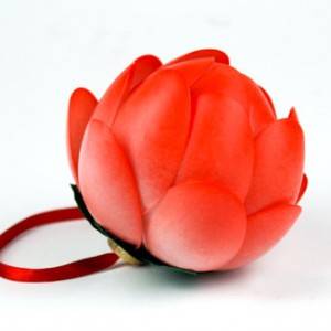 Елочная игрушка-цветок из пластиковых ложек