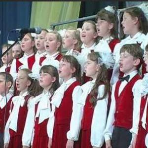 Больше тысячи людей в Кореновске споют гимны России, Кубани и Кореновского района
