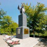 Братская могила и памятник солдату-освободителю