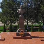 Памятник Р.М.Хабибуллину возле школы №3