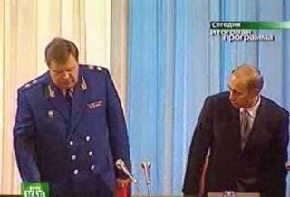 Отставка в июне 2006 Генерального прокурора РФ Владимира Устинова остается загадкой