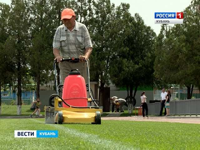 В Кореновске изобрели разметочную машину для футбольного поля