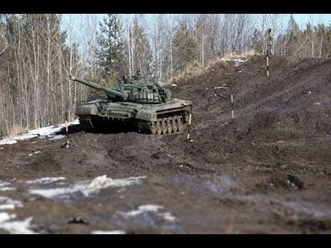 Военные перед танковым биатлоном отшлифовывают навыки прохождения препятствий