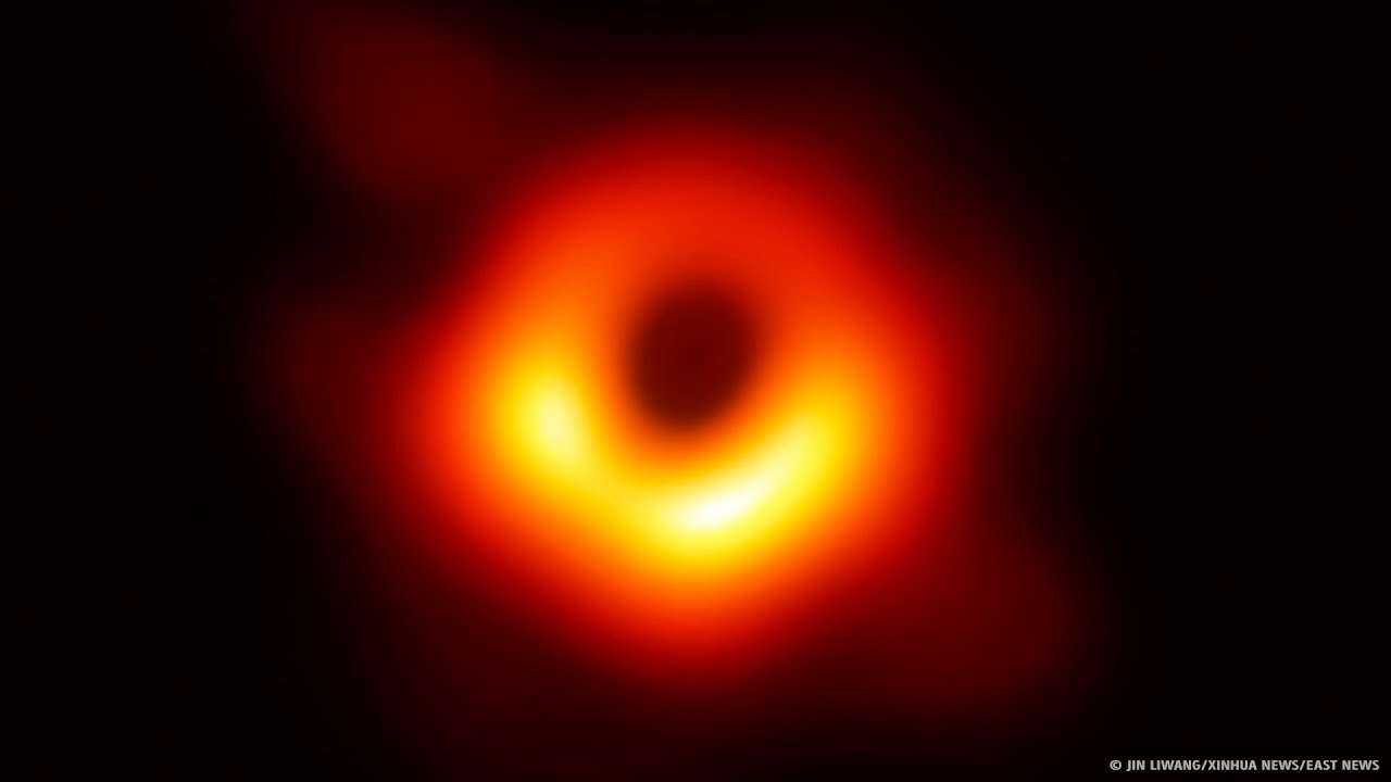 Опубликован первый в мире снимок черной дыры