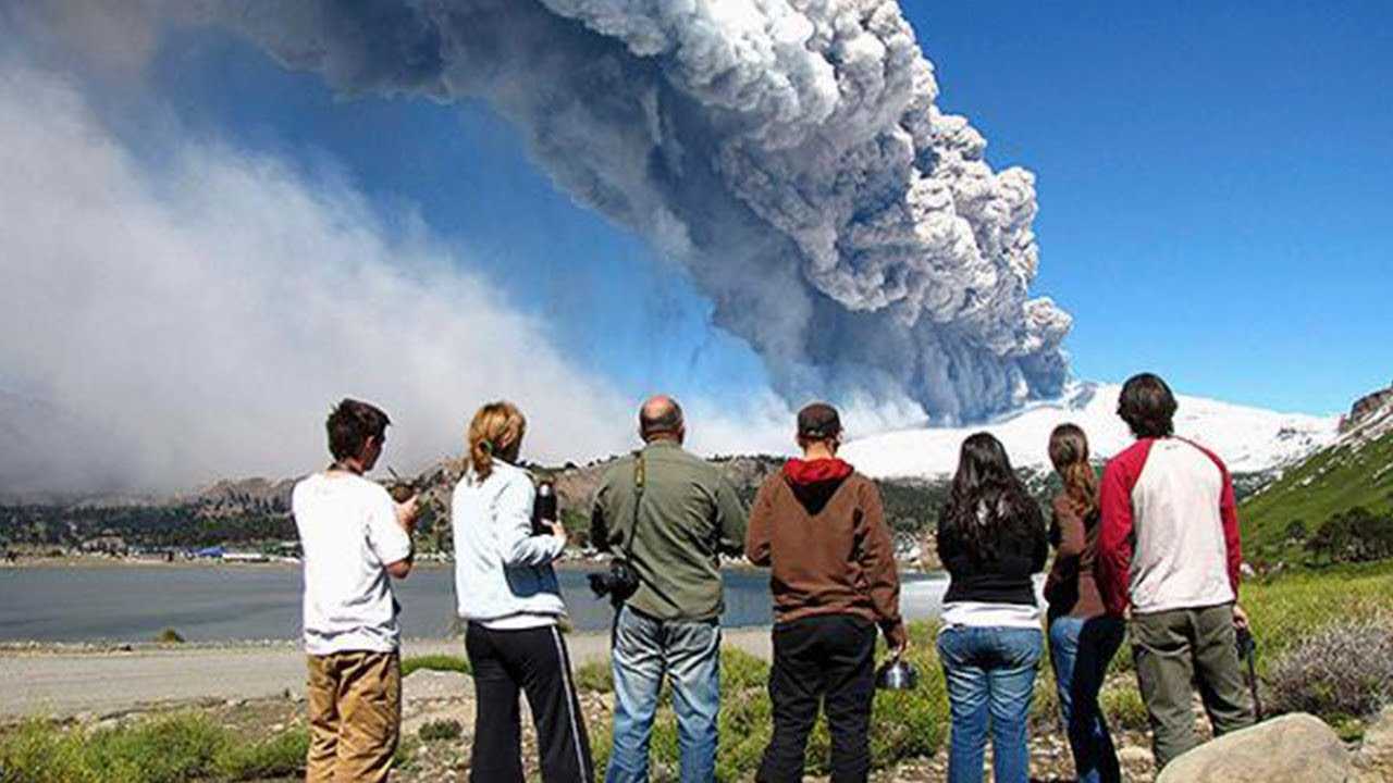 Вулкан ЙЕЛЛОУСТОУН пугает человечество черным дымом апокалипсиса
