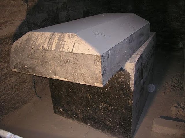 150 гигантских саркофагов,в которых никого нет.Археологи нашли кладбище,на котором никто не похороне
