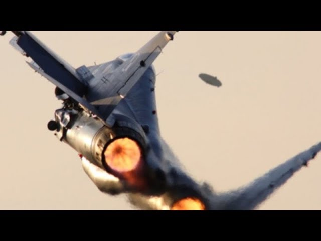 На видео сняты НЛО,сопровождающие самолёт президента США.Невероятные рассказы сотрудника спец служб