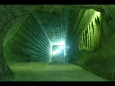 Тоннель под Сфинксом охраняется световым полем,никто не может пройти через него в зал летописей