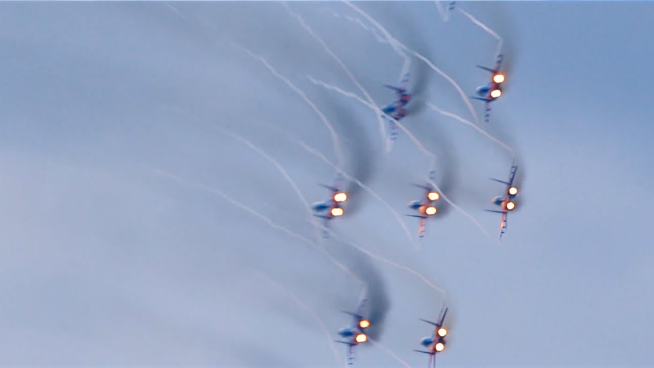 Хореография на истребителях: впечатляющие кадры синхронных полетов «Стрижей»