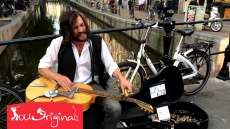 Amazing Blues Slide Guitar Street Musician. Steel-гитара + металлическая бутылка для виски
