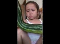 Маленькой девочке жалко овощ
