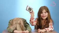 Дети впервые играют в советскую электронную игру "Ну, погоди"
