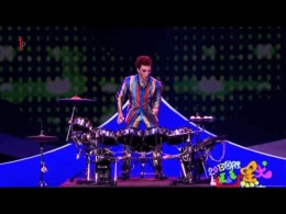 Drummers juggling act from China Comedy Festival on CCTV - Jongleur_125