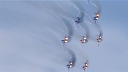 Хореография на истребителях: впечатляющие кадры синхронных полетов «Стрижей»
