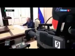 Путин поймал улетевший со стола карандаш